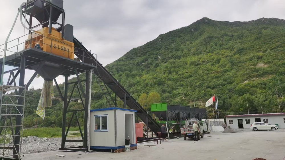 Мобильный бетонный завод HZS90 компании Zhubang Machinery в Кыргызстане