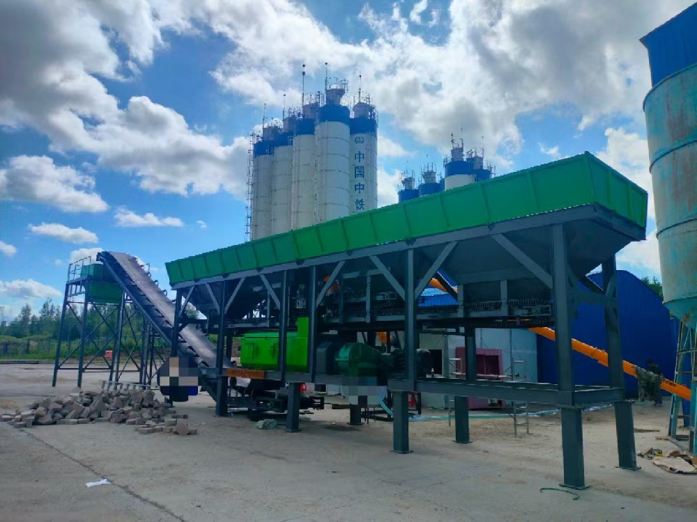 Zhubang Machinery на площадке мобильного бетонного завода HZS35 в Кыргызстане